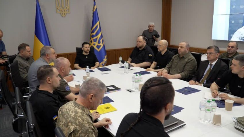 Reunião do exército ucraniano com o presidente Volodymyr Zelensky / REUTERS