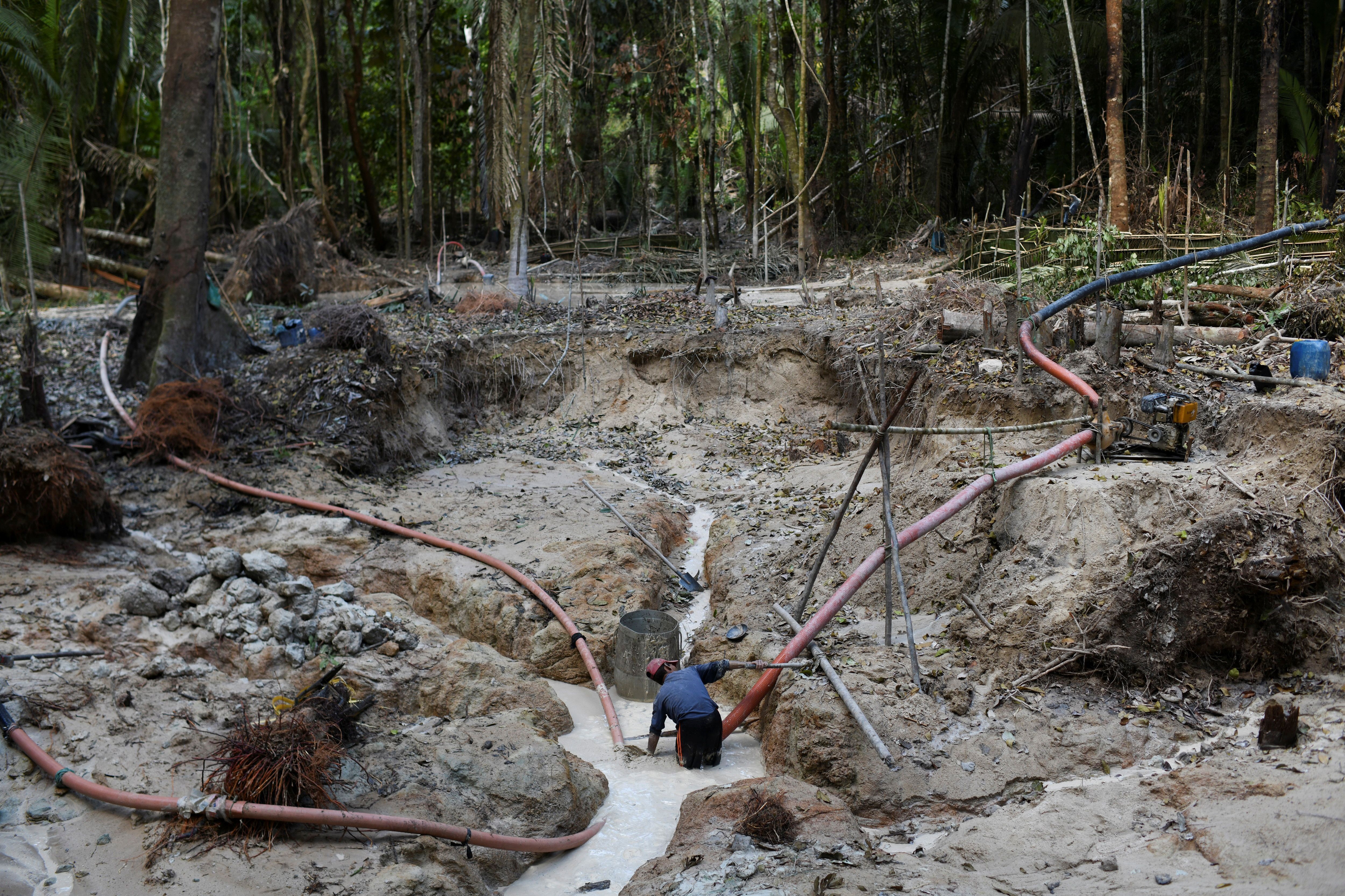 Garimpo ilegal de ouro em área de preservação da floresta amazônica em Itaituba, no Pará