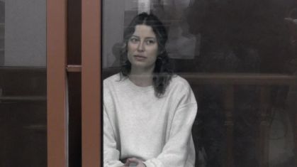 Bailarina russo-americana Ksenia Karelina nesta quinta-feira (15) em um tribunal russo.
