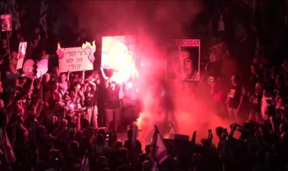 Manifestantes anti-governo ateiam fogo em Tel Aviv e pedem acordo de reféns