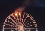Vídeo: Roda-gigante pega fogo em festival de música na Alemanha