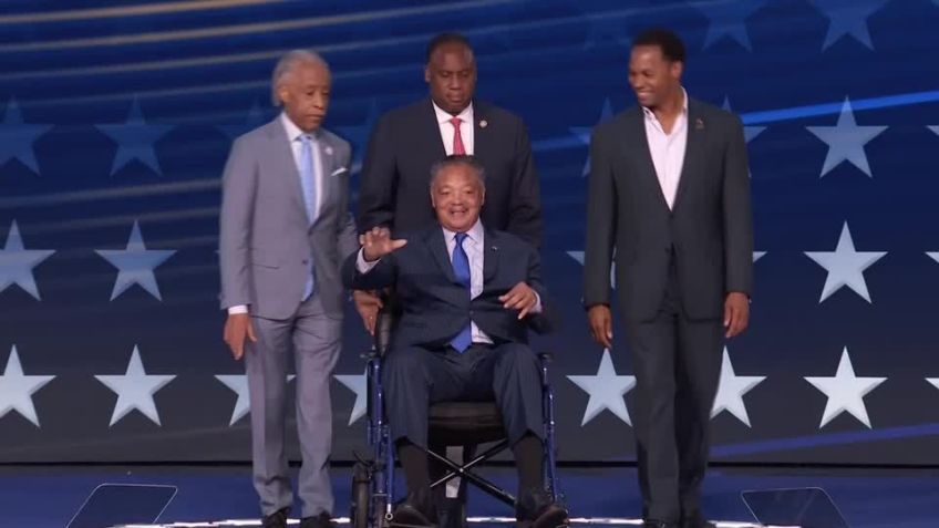 O líder dos direitos civis Jesse Jackson é aplaudido de pé • HOST BROADCASTER