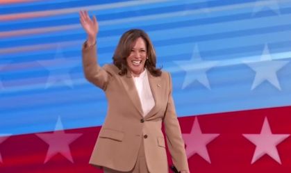 Campanha de Kamala concorda com regras de debate contra Trump, incluindo microfone desligado