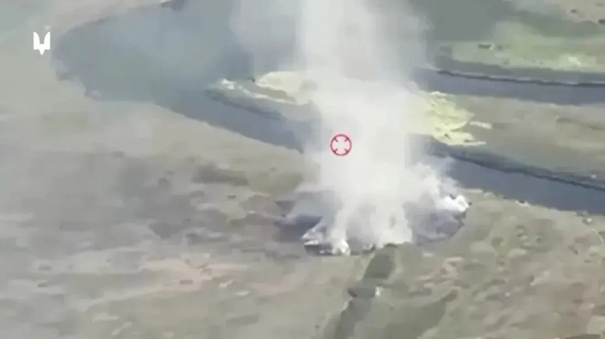 Uma visão de drone mostra fumaça subindo após um dos ataques que as Forças Especiais da Ucrânia dizem serem em travessias de pontes sobre o rio Seym, perto de Glushkovo, região de Kursk, Rússia • Forças Especiais da Ucrânia/Divulgação