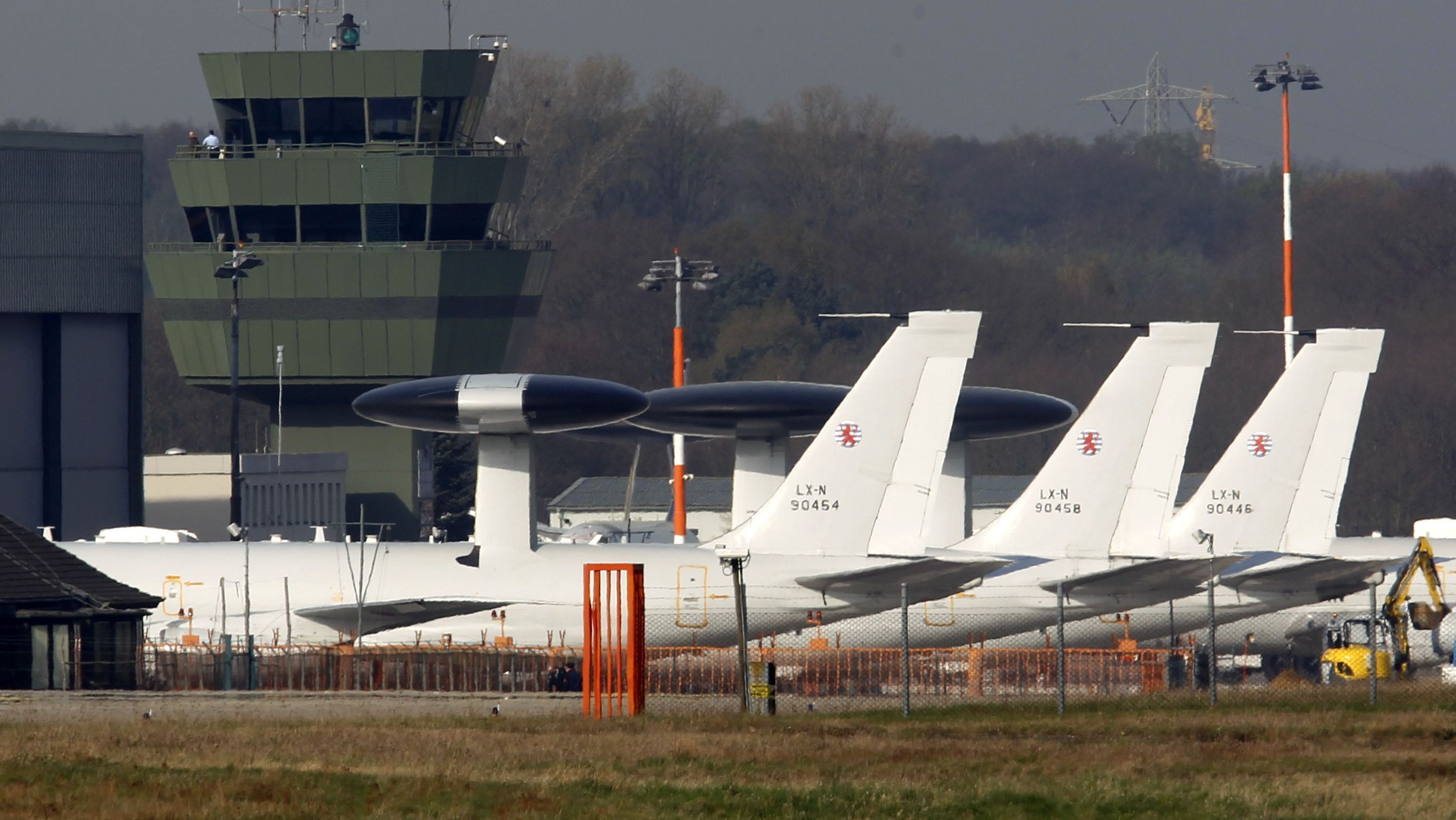 Aeronaves AWACS da OTAN no pátio da base aérea em Geilenkirchen, perto da fronteira germano-holandesa