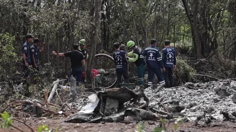 Equipes de resgate isolam área onde avião caiu e deixou nove pessoas mortas na Tailândia no dia 22 de agosto de 2024