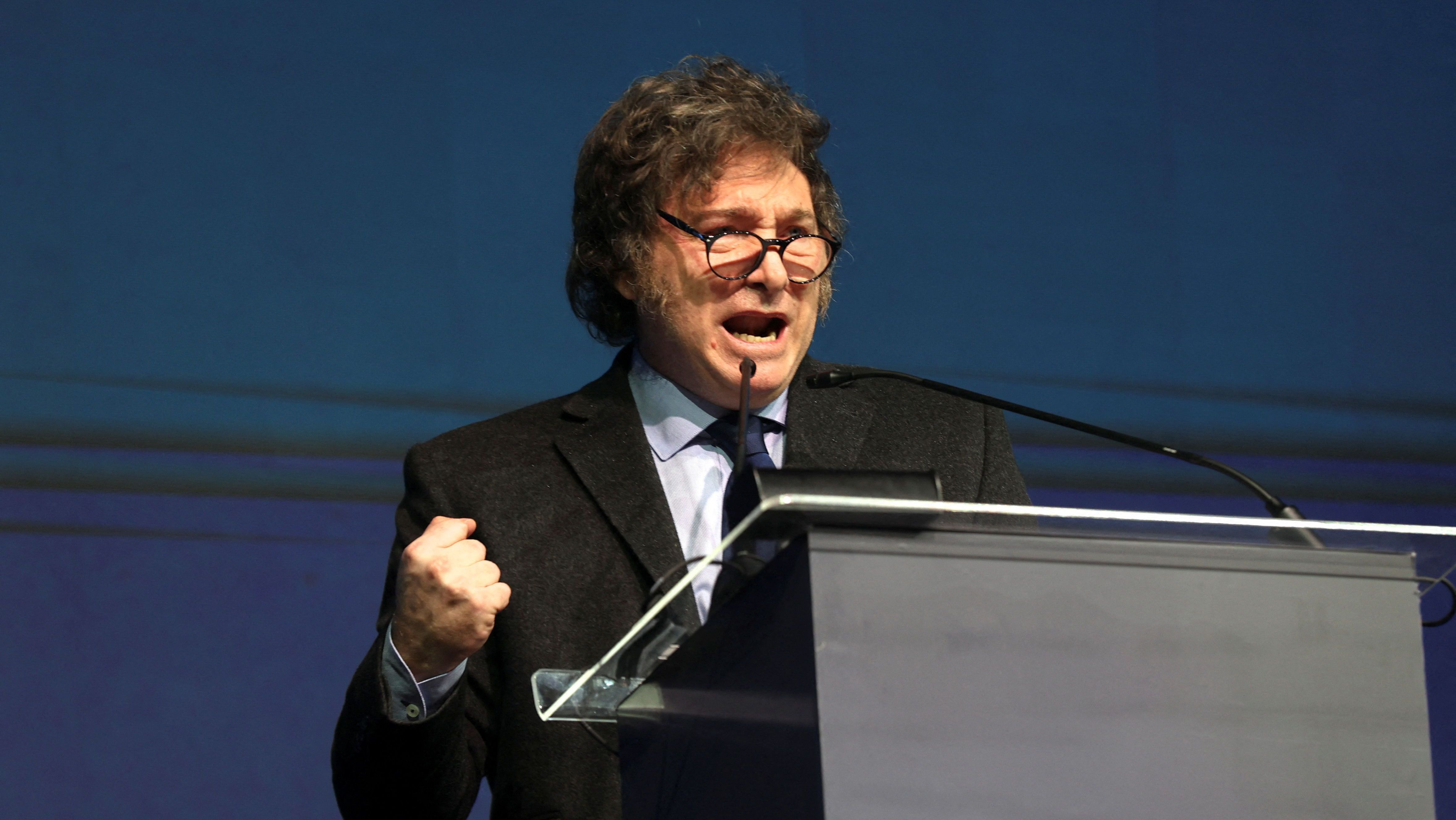 1° ano de governo Milei na Argentina traz avanços, mas vê pobreza e
