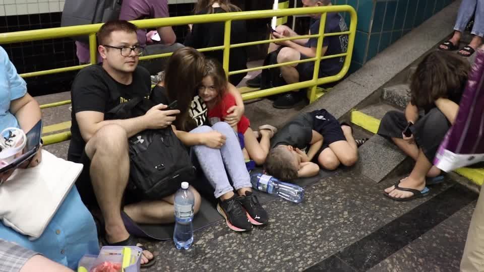 Moradores de Kiev se abrigam em estação de metrô durante bombardeio russo • Reuters