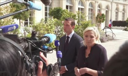 Ultradireita afirma que Macron escolheu "paralisia" em impasse sobre premiê