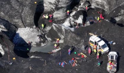 Caverna de gelo desmorona na Islândia; um turista morreu