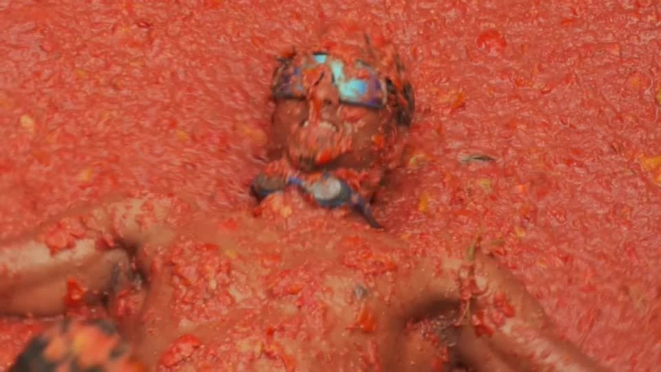 Tomato fight! Revellers enjoy Spain's La Tomatina festival