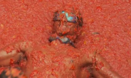 Vídeo: Briga de tomate! Multidão aproveita festival La Tomatina na Espanha