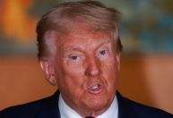 Mensagem em comício de Trump incentiva votação por correio; republicano se opôs à medida