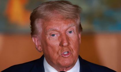 Mensagem em comício de Trump incentiva votação por correio; republicano se opôs à medida