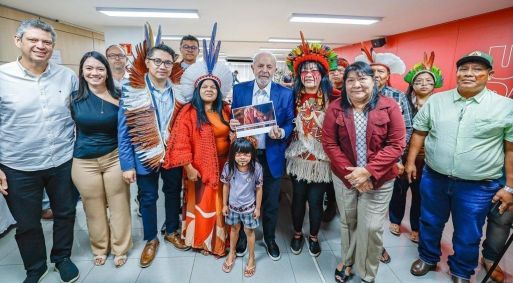 O presidente Luiz Inácio Lula da Silva (PT) com delegação de dez indígenas guarani-kaiowá