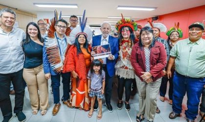 O presidente Luiz Inácio Lula da Silva (PT) com delegação de dez indígenas guarani-kaiowá