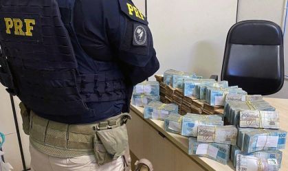 PRF encontra mais de R$ 1 milhão dentro de painel de carro no RJ