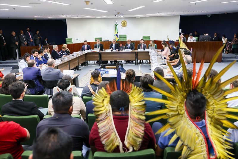 Indígenas na audicência de conciliação do STF