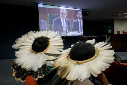 Imagem mostra dois indígenas em uma audiência de conciliação sobre Lei do Marco Temporal