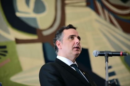 12ª Edição do Programa Jovem Senador 2024. O tema de 2024 é “Os 200 anos do Senado e os desafios e o futuro da democracia” e conta com a participação de estudantes de todo o país, oriundos da rede pública de ensino. Audiência com o presidente do Senado Federal, senador Rodrigo Pacheco (PSD-MG), no Salão Negro do Congresso Nacional. Em discurso, à tribuna, senador Rodrigo Pacheco (PSD-MG).