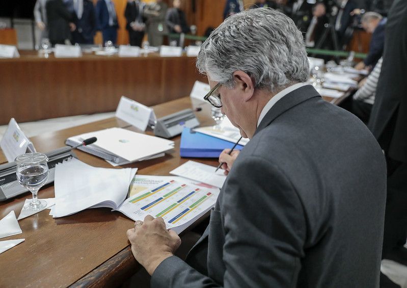 Ministro de Estado Chefe da Secretaria de Relações Institucionais da Presidência da República Alexandre Padilha durante Reunião Ministerial com Presidente da República Luiz Inácio Lula da Silva no Palácio do Planalto.
