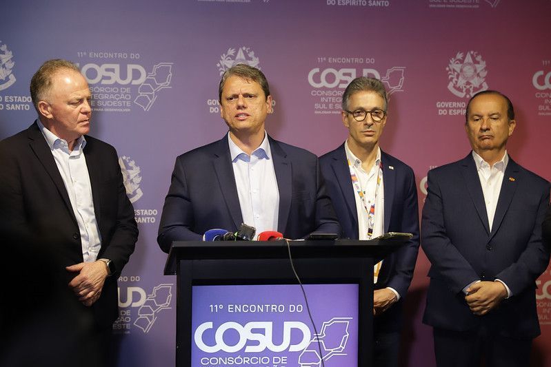 Os governadores Renato Casagrande (PSB-ES), Tarcísio de Freitas (Republicanos-SP), Romeu Zema (Novo-MG) e Jorginho Mello (PL-SC) em participação no Cosud, em Vitória (ES)