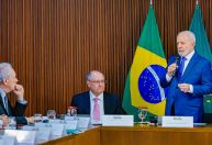 Lula diz em reunião que pretende devolver relógio; AGU pede tempo