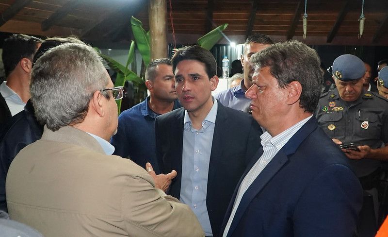 O ministro de Portos e Aeroportos, Silvio Costa Filho (ao centro), e o governador de São Paulo, Tarcísio de Freitas, estiveram em Vinhedo nesta sexta-feira (9)