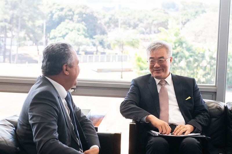 O ministro da Casa Civil, Rui Costa, conversou com o embaixador da República Popular da China, o Sr. Zhu Qingqiao