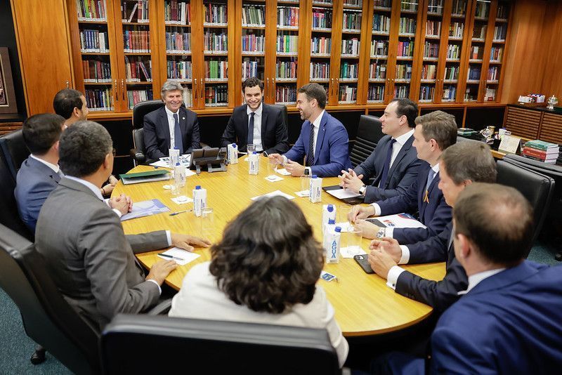 O ministro do STF Luiz Fux (primeiro, no alto da foto, da esquerda para a direita), e o governador gaúcho, Eduardo Leite (terceiro, no alto, da esquerda para a direita), em reunião no Supremo