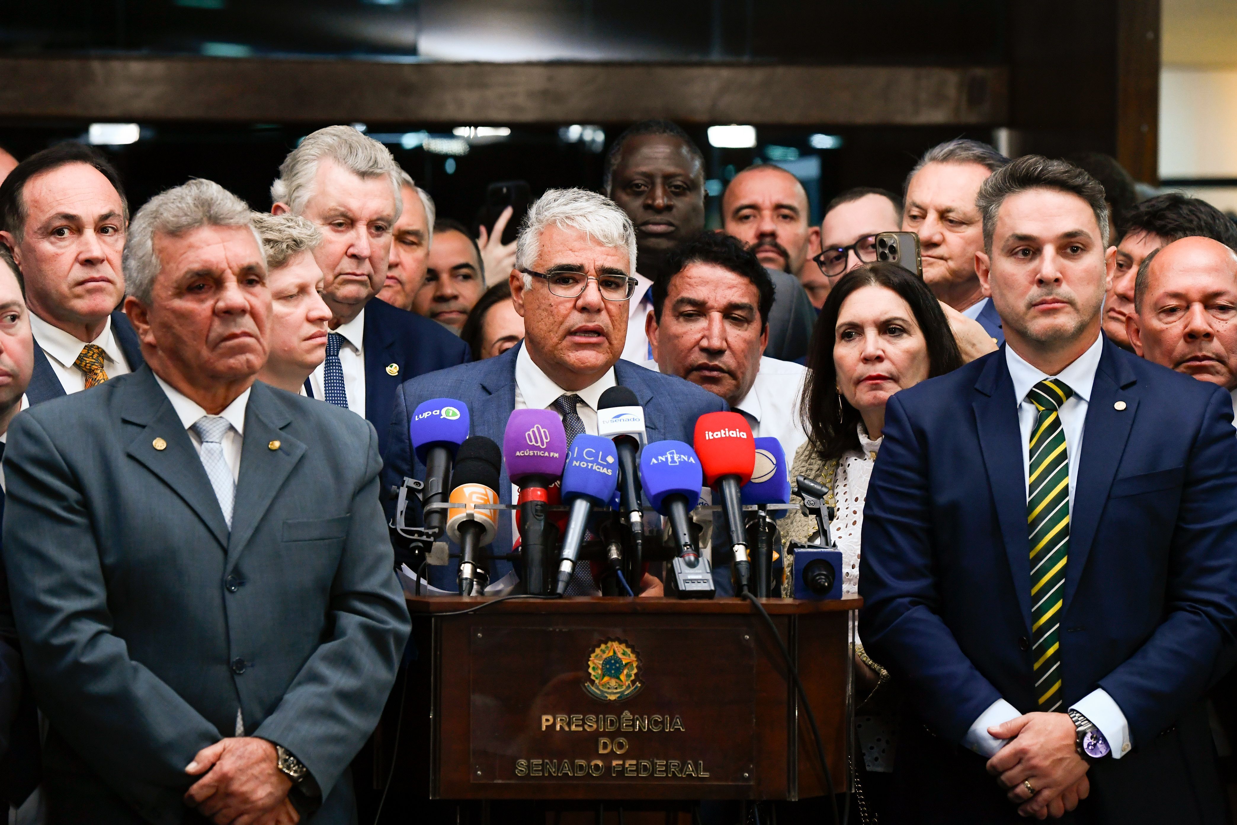 O senador Eduardo Girão (Novo-CE) faz pronunciamento junto com parlamentares da oposição