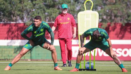 Mano Menezes observa os jogadores em treino do Fluminense
