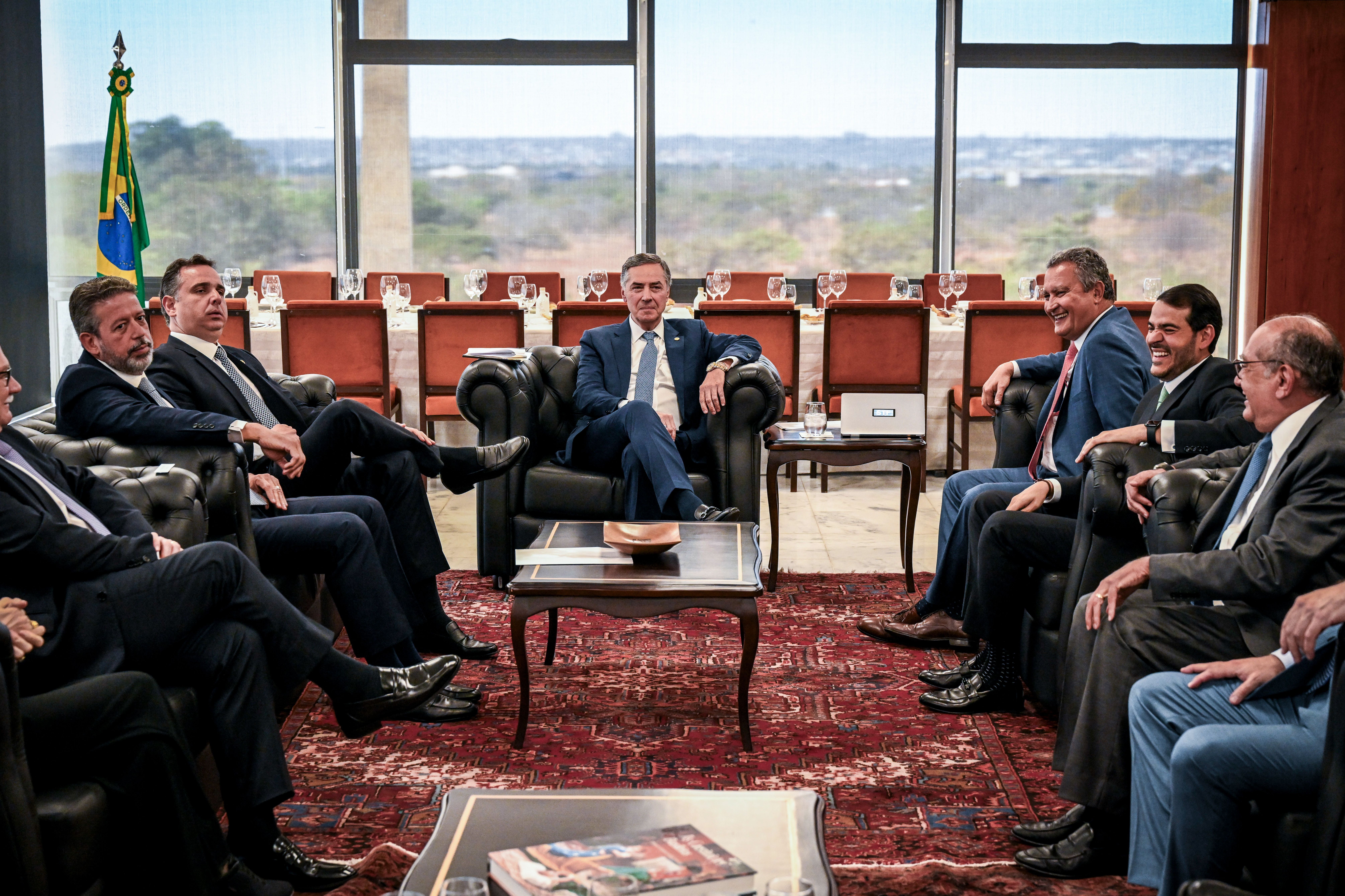 Os presidentes do Senado, senador Rodrigo Pacheco (PSD-MG) e o presidente da Câmara dos Deputados, deputado Arthur Lira (PP-AL), reuniram-se nessa terça-feira, 20, após um almoço com ministros da Corte e membros do governo federal que teve início às 12h. Pacheco afirmou que pretende se manifestar no Senado. Segundo ele, haverá uma nota com a síntese da discussão. Estiveram no almoço os 11 ministros do STF, o ministro de Estado Chefe da Casa Civil da Presidência da República, Rui Costa, o advogado-geral da União, Jorge Messias, e o procurador-geral da República, Paulo Gonet. Foto: Pedro Gontijo/Senado Federal