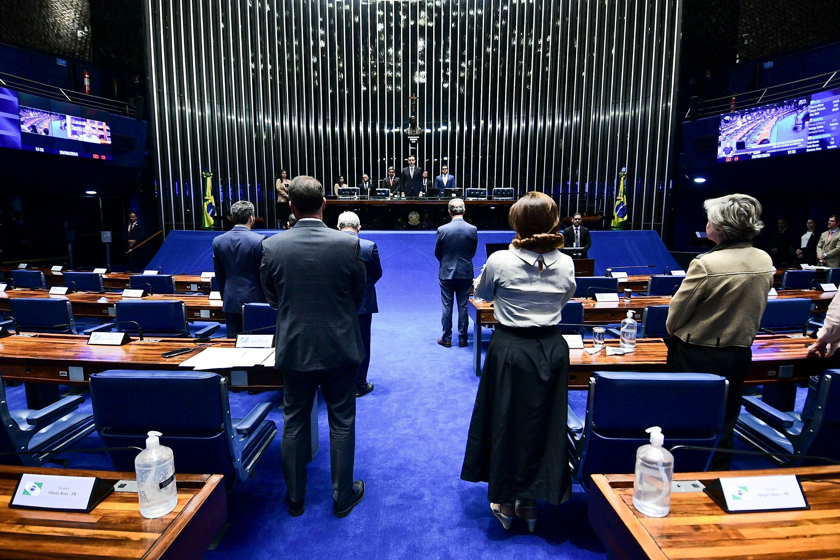 Plenário do Senado Federal durante sessão deliberativa ordinária. Na ordem do dia, PL 1.847/2024 que "estabelece um regime de transição para a contribuição substitutiva prevista pelos arts. 7º e 8º da Lei nº 12.546, de 14 de dezembro de 2011, e para o adicional sobre a Cofins-Importação previsto pelo § 21 do art. 8º da Lei nº 10.865, de 30 de abril de 2004". A Presidência realiza um minuto de silêncio em virtude do falecimento do apresentador de televisão e empresário brasileiro, Silvio Santos. Mesa: líder do governo no Congresso Nacional, senador Randolfe Rodrigues (PT-AP); presidente do Senado Federal, senador Rodrigo Pacheco (PSD-MG); secretário-geral da Mesa do Senado Federal, Gustavo A. Sabóia Vieira. Foto: Pedro França/Agência Senado
