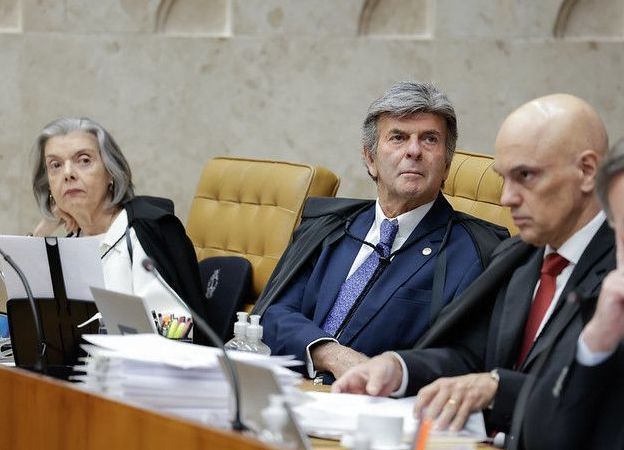 Os ministros do STF Cármen Lúcia, Luiz Fux, Alexandre de Moraes e André Mendonça em sessão no plenário