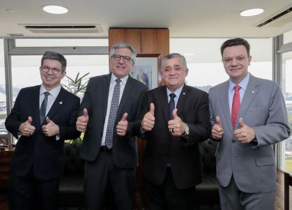 O ministro Alexandre Padilha (segundo da esquerda para a direita) com os líderes Randolfe Rodrigues, José Guimarães e Odair Cunha