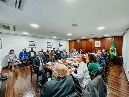 Agostinho (sem paletó) participou de reunião na Casa Civil sobre incêndios no país