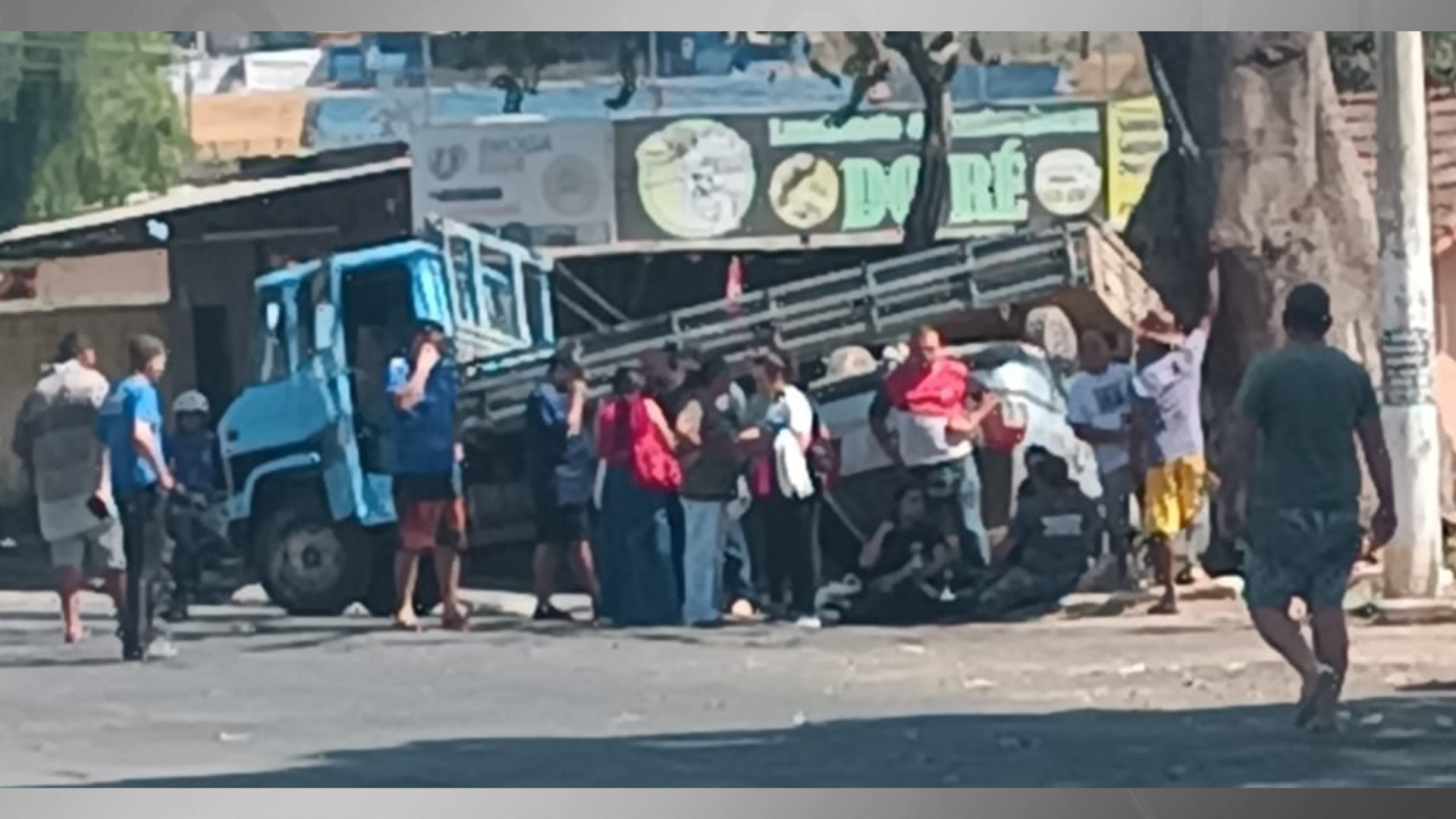 caminhão desgovernado atinge carro no interior de MG