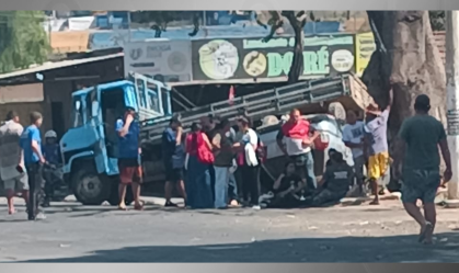 Caminhão desgovernado atinge carro e deixa duas pessoas feridas em MG