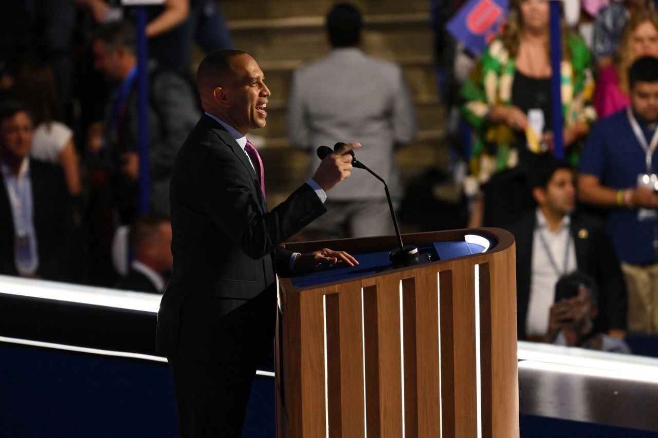 Hakeem Jeffries durante discurso na Convenção Democrata
