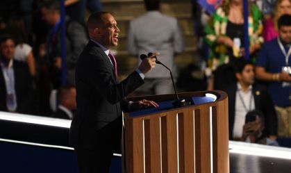 Hakeem Jeffries durante discurso na Convenção Democrata