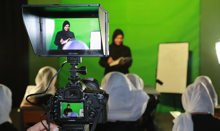 A Begum TV transmite programas para meninas e mulheres afegãs de seu estúdio em Paris, França / Reprodução/Begum TV