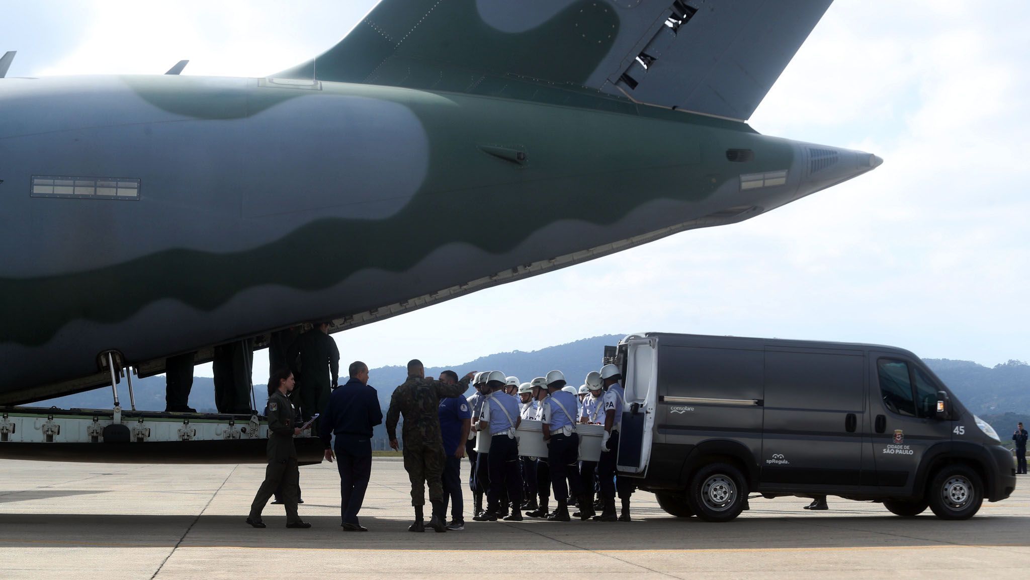 Corpos de vítimas do acidente com o voo 2283 da Voepass são colocados em avião da FAB para serem enterrados no Sul do Brasil