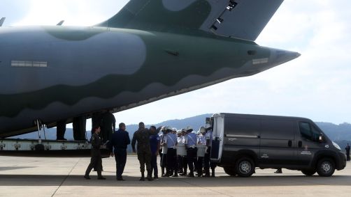 Corpos de vítimas do acidente com o voo 2283 da Voepass são colocados em avião da FAB para serem enterrados no Sul do Brasil