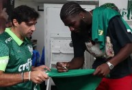 Campeão da NBA visita o Palmeiras e troca camisas com Abel Ferreira