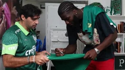 Abel Ferreira e Neemias Queta na Academia de Futebol, após troca de camisas dos Celtics e do Palmeiras