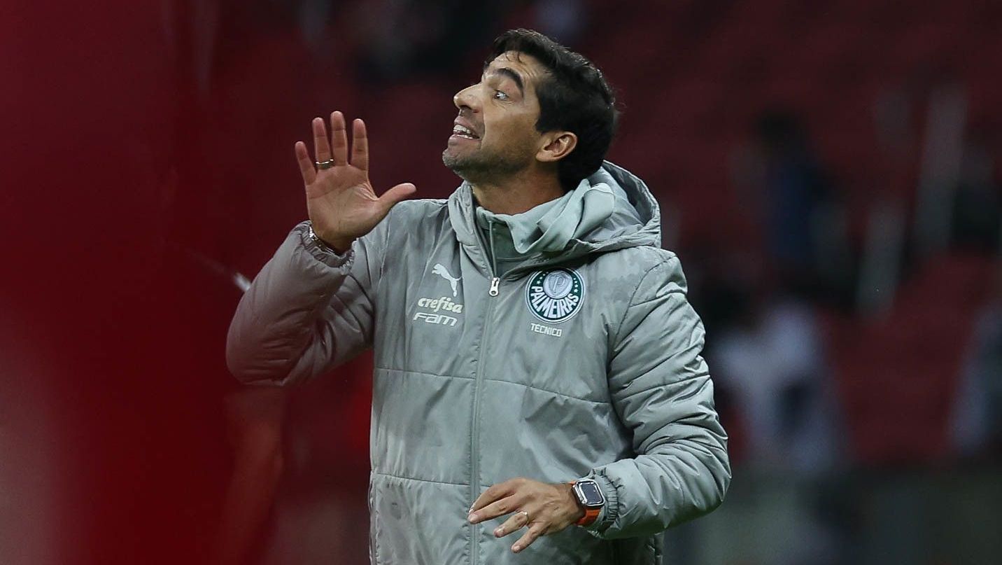 Abel Ferreira vive maior momento de tensão no comando do Palmeiras