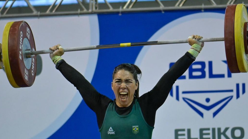 Amanda Schott disputa a final do levantamento de peso