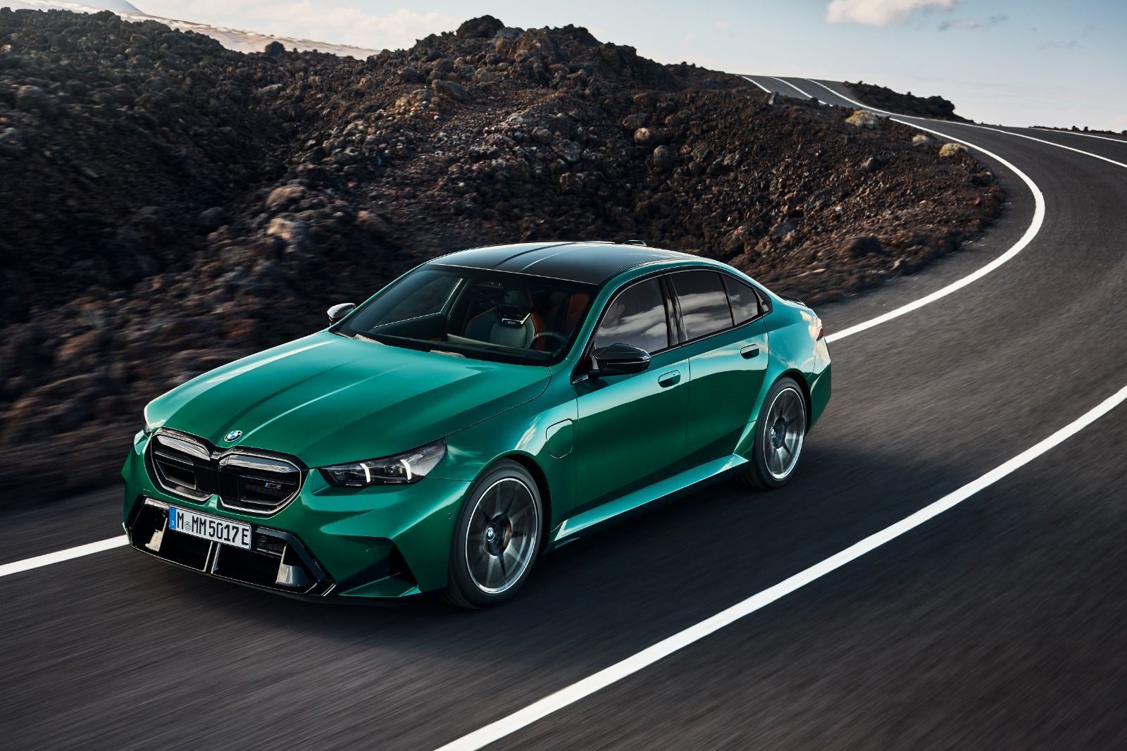 Pela primeira vez o BMW M5 ganhou um sistema híbrido plug-in que gera 727 cv