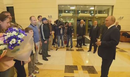 Presidente da Rússia, Vladimir Putin, recebe prisioneiros russos em Moscou após acordo com os EUA